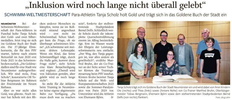 Wetmeisterin Tanja Scholz trägt sich ins goldene Buch der Stadt ein
